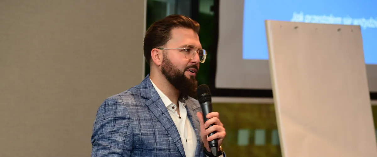 Maciej Dawidowski przy flipcharcie podczas szkolenia