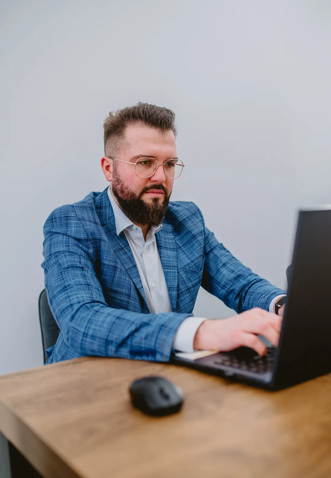 Maciej Dawidowski przy pracy nad kontem LinkedIn klienta